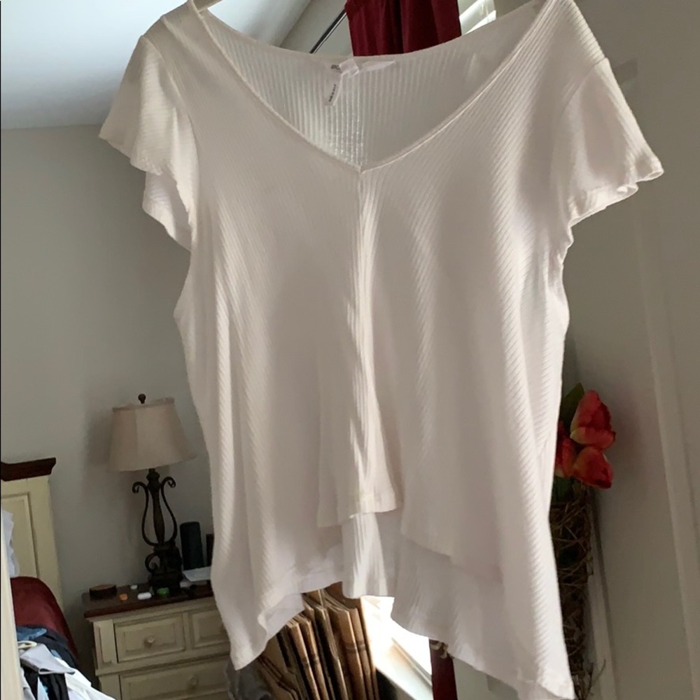 BCBGeneration white ribbed ruffle sleeve v-neck T